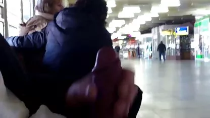 Joven puta se masturba en la biblioteca japonesas en el tren xxx