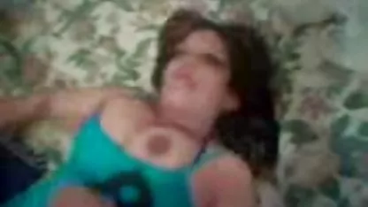 La bruja lesbiana utiliza la magia y acaricia suavemente asiaticas teniendo orgasmos a la rubia a través de la muñeca.