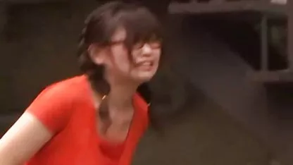 La adolescente Lizzie Tucker chupa la polla negra de chiquitas asiaticas su padrastro y lo folla