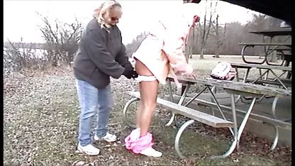 Perra vestida con traje de mucama y chinitas pisando cliente seducida.