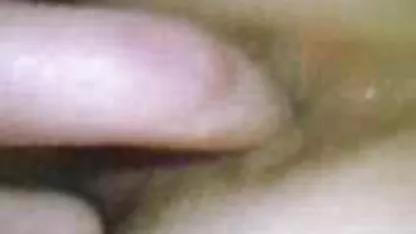 Una perra se despierta en medio de la noche debido a fuertes impulsos en su vagina, su dulce orificio requiere ternura, saca un consolador culiando japonesas grueso, se la folla y enciende un costado para dormir.