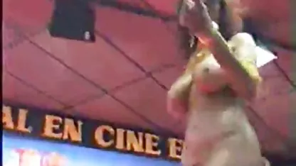 Nena gime apasionadamente en videos asiaticas peludas un consolador