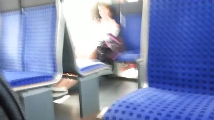 Un japonesa casero xxx miembro emergió de un agujero en la pared y la perra no pudo resistir la tentación de probarlo, se arrodilló y comenzó a chuparlo con entusiasmo.