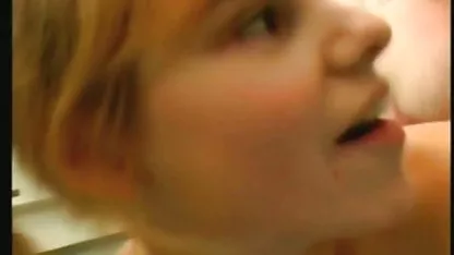 Dedos sexy de la niña videos x asiaticas y sus juguetes frente a la cámara.