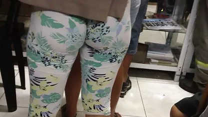 Blondie está videos sexo chinas hablando por teléfono con su novia, y el tipo la folla entre tetas