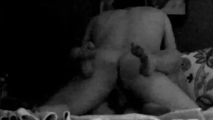 mujer de negro delgado en una camisa de sport y pantalones cortos desnudarse delante del chico y él la convence de darle una mamada, videos eroticos orientales negro está de acuerdo y se arrodilla delante de él, para tener una buena siesta Dick